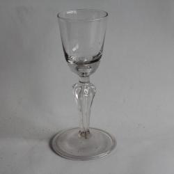 Verre à pied soufflé XVIIIe siècle