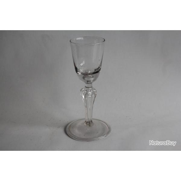 Verre  pied souffl XVIIIe sicle