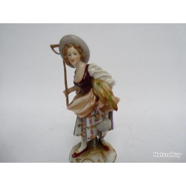 Figurine porcelaine allemande paysanne Volkstedt-Rudolstadt XIXe sicle