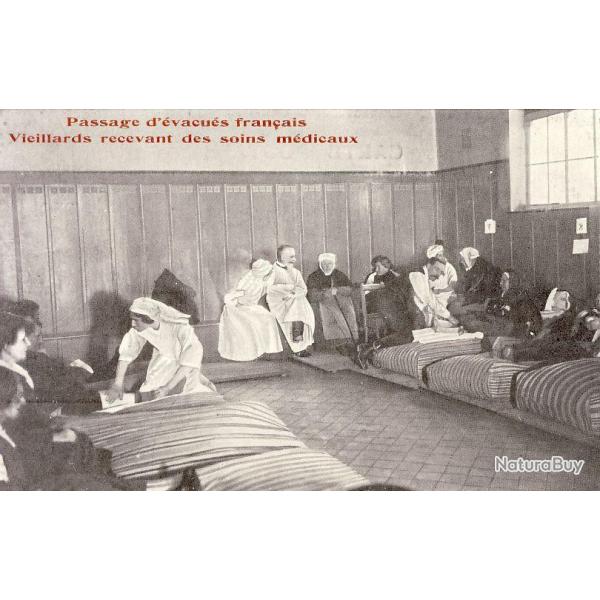 CPA Militaria Guerre Passage d'vacus franais Vieillard soins mdicaux