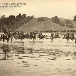 Carte Postale ancienne Cavalerie traversant une rivière Suisse militaria