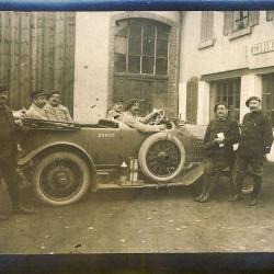 CPA AUTOMOBILE ancienne devant le garage Militaria Militaire