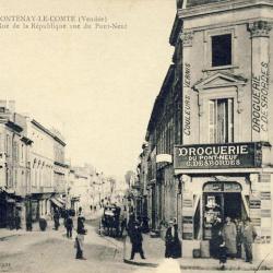 CPA 85 Vendée Fontenay Le Comte Rue de la République Pont neuf Droguerie