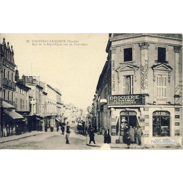 CPA 85 Vende Fontenay Le Comte Rue de la Rpublique Pont neuf Droguerie