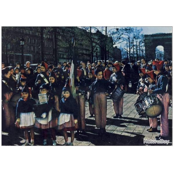 CP 75 PARIS Les gosses  Poulbot aux Champs Elyses Enfants tambour