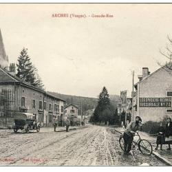 CPA 88 VOSGES ARCHES Grande Rue animée Cycliste Auto
