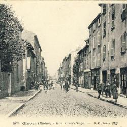 CPA 69 Rhône Givors Rue Victor Hugo animée