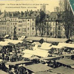 CPA 25 DOUBS Besançon La place de la Révolution foire
