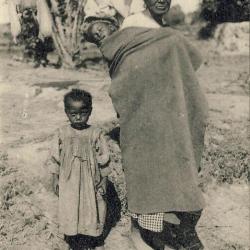CPA MADAGASCAR Femme indigène Malgache Timbre