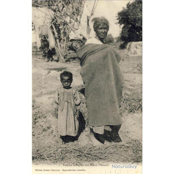 CPA MADAGASCAR Femme indigne Malgache Timbre
