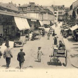 CPA 03 Allier VICHY Le Marché LL. animé 1905