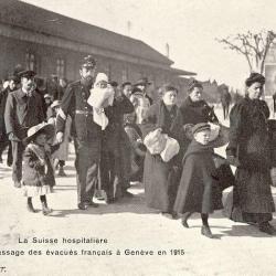 CPA Suisse Genève Passage des évacués Guerre 1914