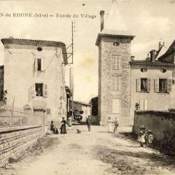 CPA 38 ISERE Saint Alban du Rhône Entrée du village