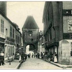 CPA 89 YONNE Noyers Rue de la Porte peinte Hôtel