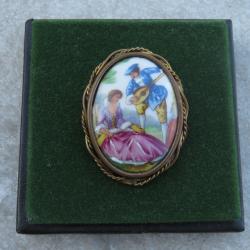 Ancienne grande broche ovale, bombé décor peint scène galante Porcelaine Limoges-FRANCE(Vers1920)N°1