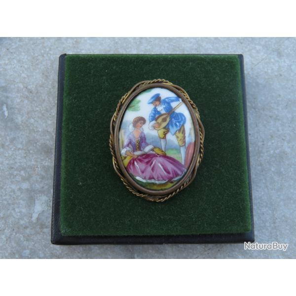 Ancienne grande broche ovale, bomb dcor peint scne galante Porcelaine Limoges-FRANCE(Vers1920)N1