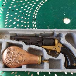 Revolver cal 36 poudre noire avec poire à poudre vide