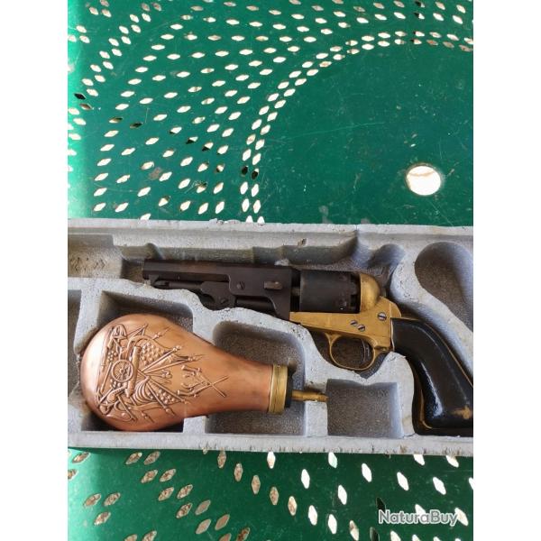 Revolver cal 36 poudre noire avec poire  poudre vide