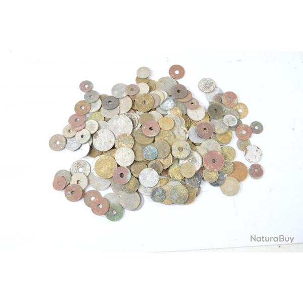 Lot de monnaies Francs et divers, pices de terrain. Mauvais tat. Lot vrac collection  nettoyer
