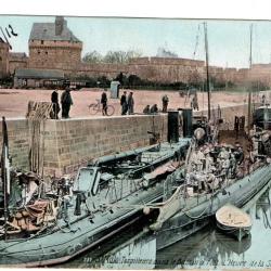CPA Marine Militaire- ST MALO Torpilleurs dans le Bassin à Flot L'Heure de la SoupN°951
