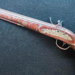 Superbe pistolet à silex canon damas oriental crosse richement ornementée de fil de laiton