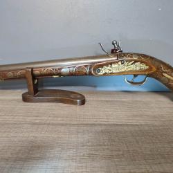 Superbe pistolet à silex canon damas oriental crosse richement ornementée de fil de laiton