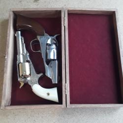 Coffret 23x12x5,5 cm en bois ciré, pour deux petites armes.