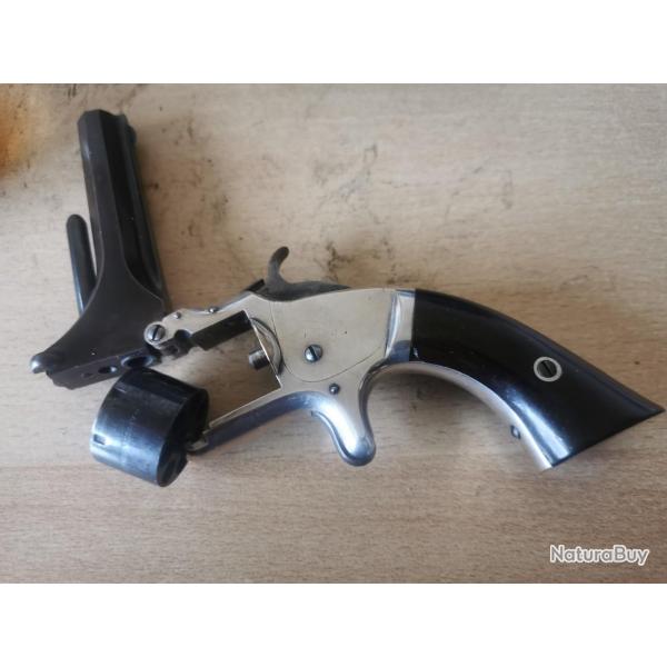 Revolver. Smith et Wesson 2 me issue calibre 22 court.