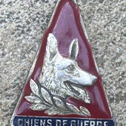 Chiens de Guerre, triangle fond rouge, matricé