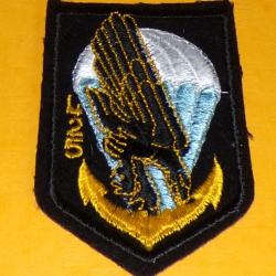 425 BATAILLON PARACHUTISTE DE COMMANDEMENT ET SOUTIEN   HAUTEUR 11 CM  , BON ETAT VOIR PHOTO . POUR