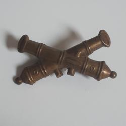 Insigne petits canons croisés
