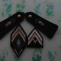 LOT DE GARDE ET EPAULETTES  DE LA  LEGION ETRANGERE ---GRENADE ARGENTE ----------------