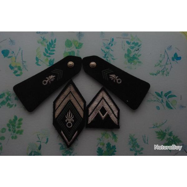 LOT DE GARDE ET EPAULETTES  DE LA  LEGION ETRANGERE ---GRENADE ARGENTE ----------------