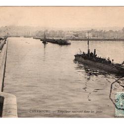 CPA - Marine Militaire - " CHERBOURG " Torpilleur rentrant dans les jetées N°241