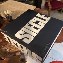 Livre " Siècle "de Bruce Bernard: cent ans de progrès, de régression, de souffrance1899-1999