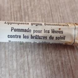 Crème pour compléter trousse de secours suisse: pommade pour les lèvres protection solaire. Armée CH