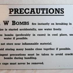 W /| D plaque émaillée caisse britannique AW BOMBS au phosphore - Normandie 44 WWII
