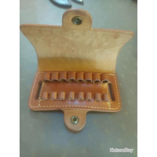 Etui pour balles a grand gibier en cuir naturel pais cousus main au point sellier