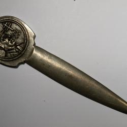 Coupe papier en étain à l'effigie du général De Gaulle (6)
