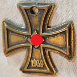 Croix de fer dorée avec un trou - ref  CAE25CXF001 - COPIE - REPRODUCTION