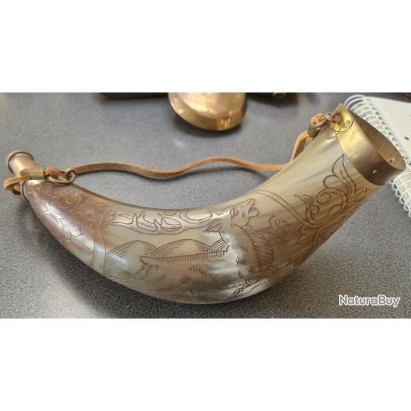 COR DE CHASSE ANCIEN EN CORNE  GRAVEE