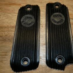 Rare paire de plaquettes de pistolet UNIQUE Modèle 17 KRIEGSMODELL