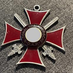 une très belle croix allemande émaillée rouge ww2