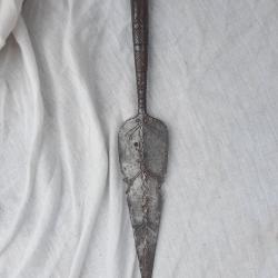 TETE DE LANCE FER FORGE SAGAIE AFRIQUE DECOR FINEMENT GRAVE