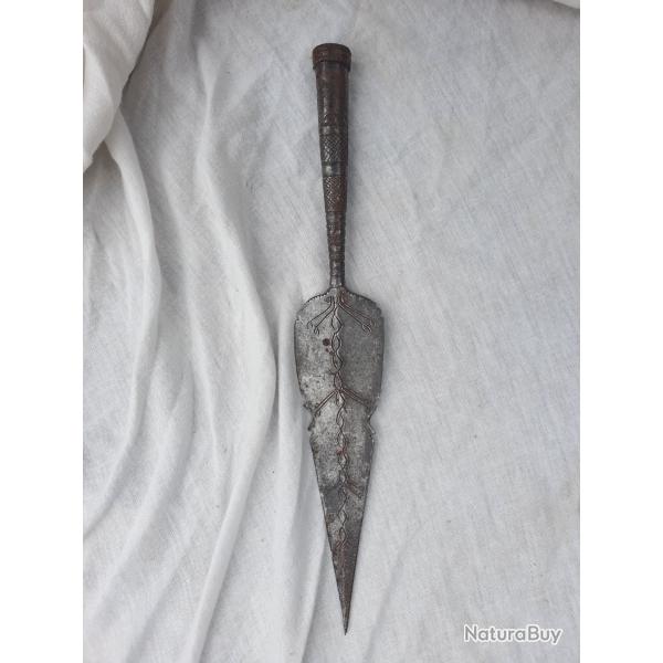 TETE DE LANCE FER FORGE SAGAIE AFRIQUE DECOR FINEMENT GRAVE