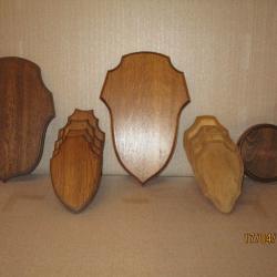 LOT 7 ECUSSONS POUR TROPHEES +1 laiton ou bronze sanglier (?)