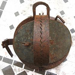 piege rond à palette (collector) en  fer forgé machoires crantées diametre ouvert 18 cm