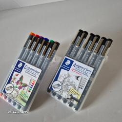 Lot de 12 feutres calibrés de qualité Staedtler Lumocolor® permanent noir et en couleur