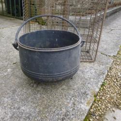 Ancien chaudron en fonte