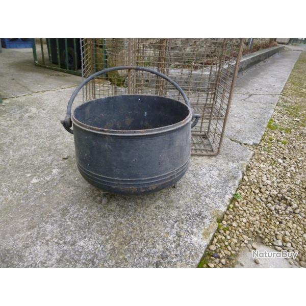 Ancien chaudron en fonte